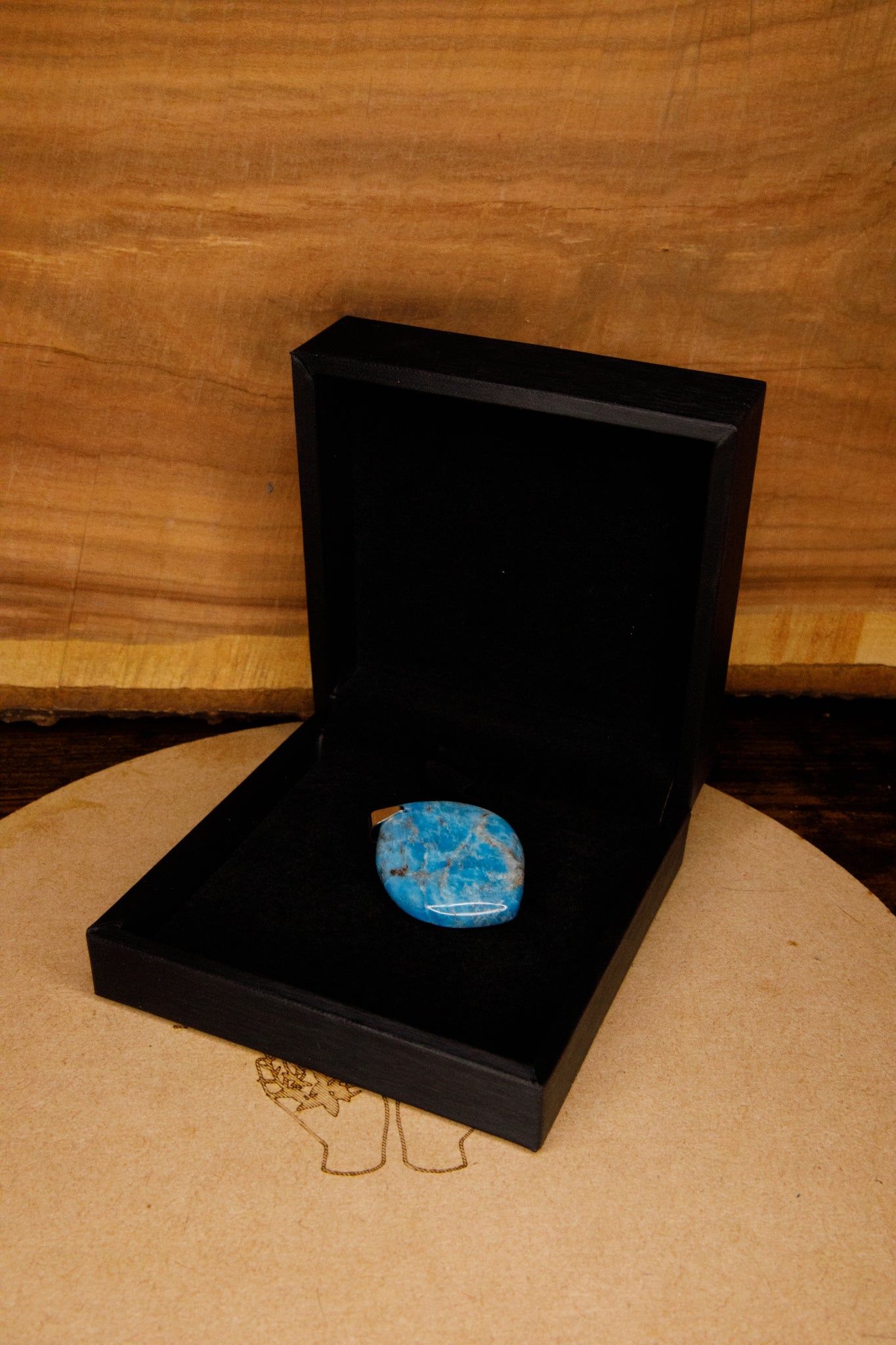 Pendentif pierre plate forme libre Apatite bleue