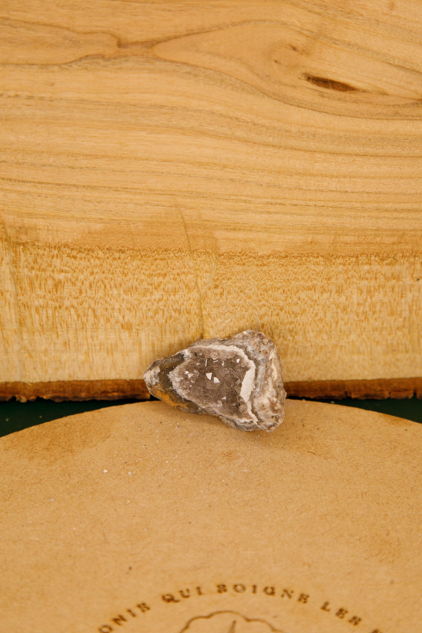 Agate « coco » semi brute drusée